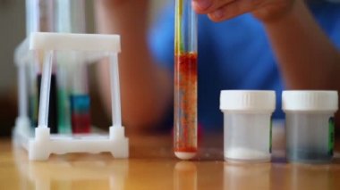 Çocuk dökülen kimyasal reaktifler