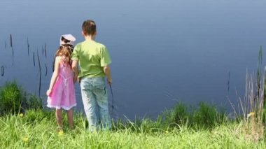 İki çocuk su birikintisi yakın durmak