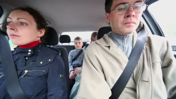 Родители ездят в машине с детьми — стоковое видео