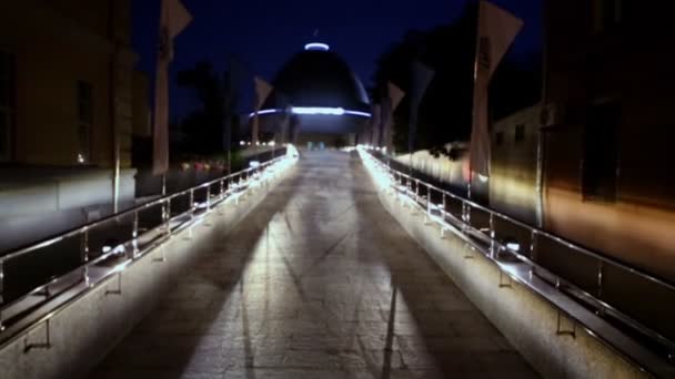 Chemin éclairé avec clôture et drapeaux — Video