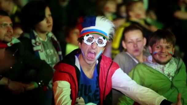 Russische Fans mit aufgemalten Gesichtern — Stockvideo