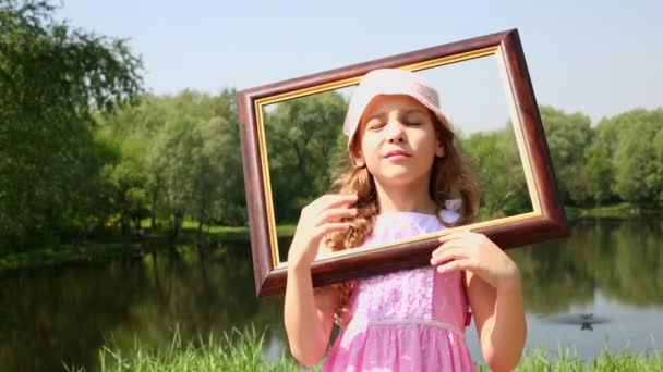 Menina segura quadro de imagem — Vídeo de Stock