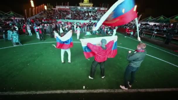 Menigte van Russische fans vieren in Fanzone — Stockvideo