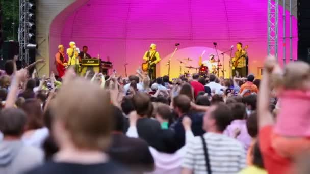 Chaif バンドの群衆時計コンサート — ストック動画