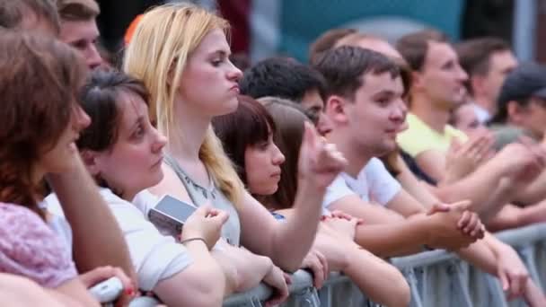 Fans genieten van muziek bij concert van Chaif — Stockvideo