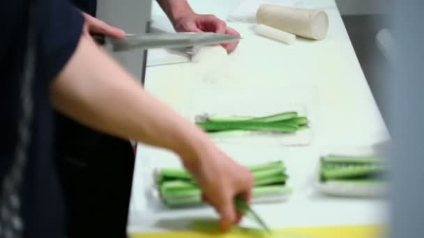Two men cuts cucumber and funchoza — Stock Video