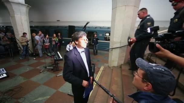 Musicians on platform of metro stations — Stock Video