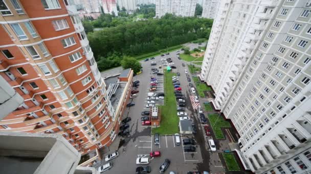 Bilen på gården av höga bostadshus — Stockvideo