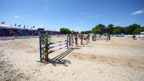 Pessoas sentadas em tribunos no centro equestre — Vídeo de Stock