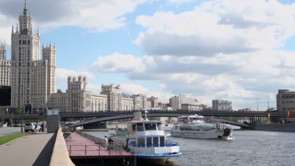 Buques navegan por el río — Vídeo de stock