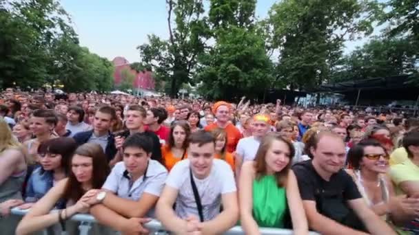 Los aficionados a la música escuchan concierto de Chaif — Vídeo de stock