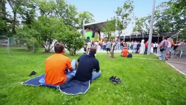 Fans sitzen bei Chaif-Konzert auf Gras — Stockvideo