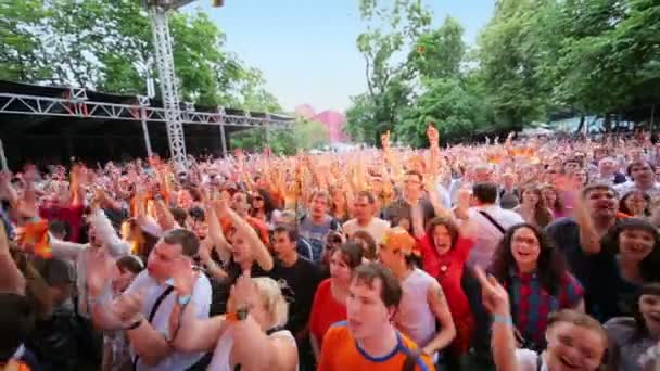 Fans klatschen bei Konzert von Chaif — Stockvideo
