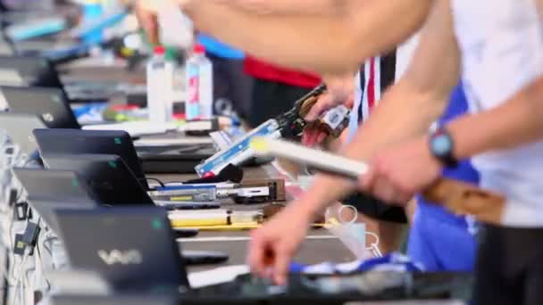 Desportistas preparam armas eletrônicas para tiros — Vídeo de Stock