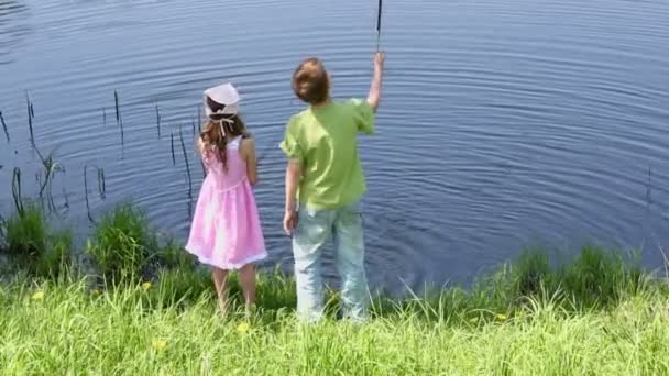 Deux enfants battent la surface de l'eau — Video