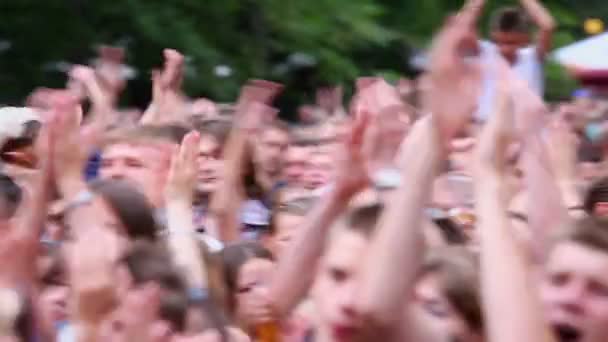 La gente aplaude en el concierto de la banda Chaif — Vídeo de stock