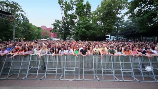 Fanów muzyki brawo na koncert Chaif — Wideo stockowe
