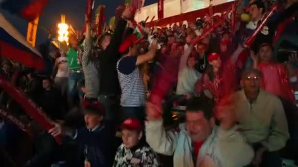 Os fãs russos gritam no tribuno — Vídeo de Stock