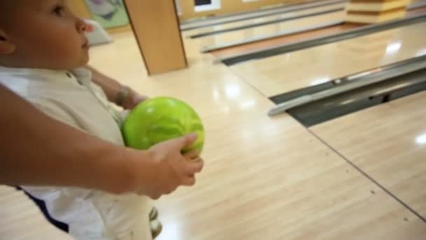 Vader helpt zoon bal te gooien — Stockvideo