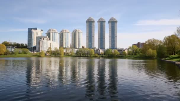 Patos nadam na lagoa perto do complexo de apartamentos — Vídeo de Stock