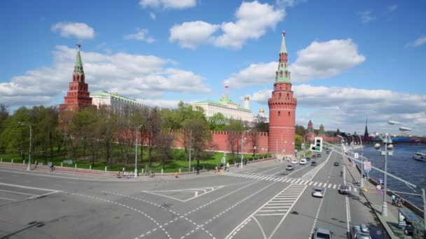 Αυτοκίνητα που οδηγούν κοντά στο Κρεμλίνο — Αρχείο Βίντεο