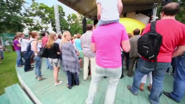 Girl sits on father shoulders at concert — Stock Video