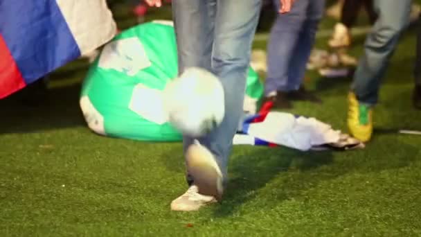 Fútbol partidario golpea pelota — Vídeos de Stock