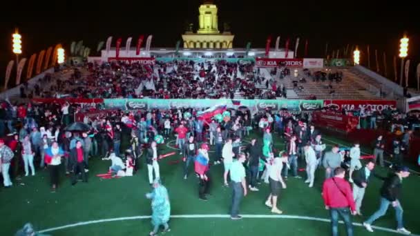 Una folla di tifosi di calcio festeggia a Fanzone — Video Stock