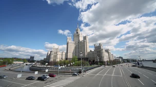 Voitures sur le quai de Kotelinicheskaya — Video
