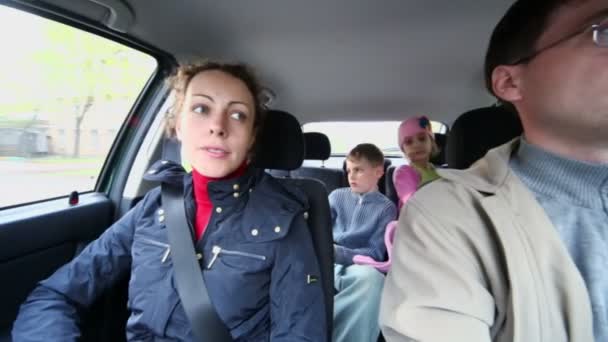 Aile arabaya binmek — Stok video