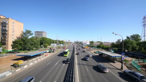 Carros e ônibus passeio na estrada — Vídeo de Stock