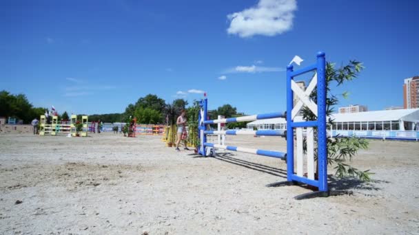 Ryttare på häst hoppar över hinder — Stockvideo