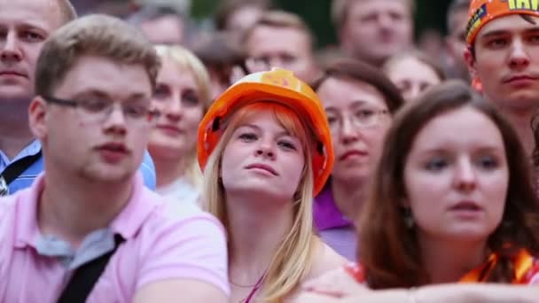 Fã menina no capacete no concerto de Chaif — Vídeo de Stock