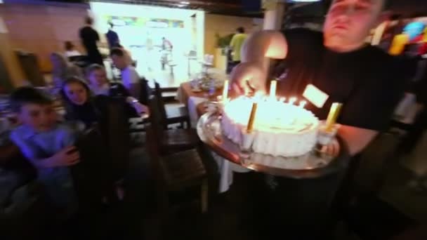 Camarero con pastel de cumpleaños para niños — Vídeo de stock