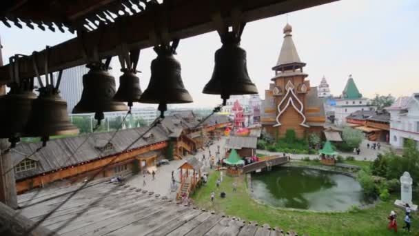 Kinder klingeln an Glocken auf Turm — Stockvideo