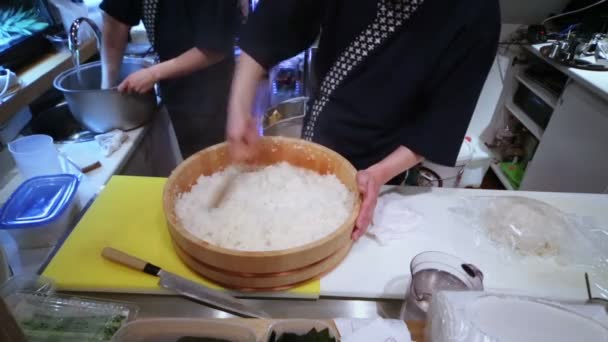 Dos hombres trabajan en una pequeña cocina — Vídeos de Stock