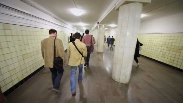 La gente camina por el túnel de la estación de metro — Vídeo de stock