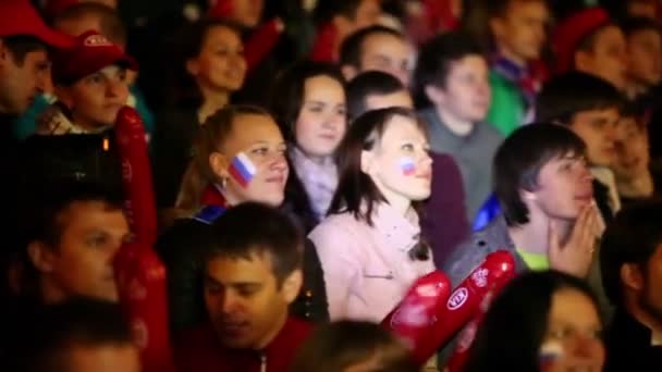 Российские болельщики сидят на трибуне — стоковое видео