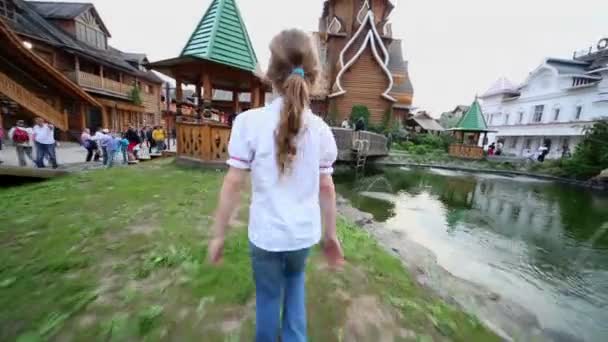 小女孩走的池塘岸边 — 图库视频影像