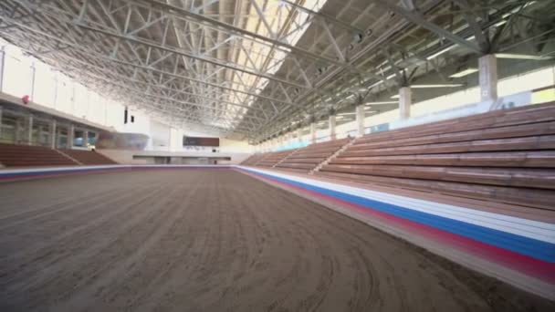 Onder dak stadion voor paardenrennen — Stockvideo