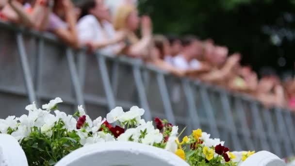 Menschen applaudieren jenseits des Zauns — Stockvideo