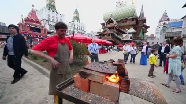 Man near fireplace at entertainment center Kremlin — Stock Video