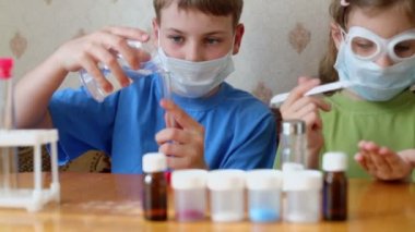 Erkek ve kız kimyasal deneyler yapmak