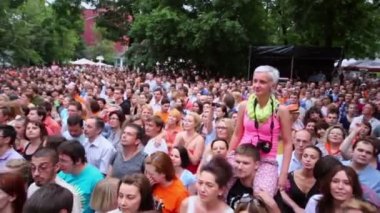 Bel soğukluğu insanlar ve Chaif konserinde şarkı