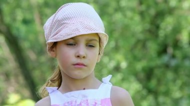 Küçük kız görünüyor ve gülümsüyor