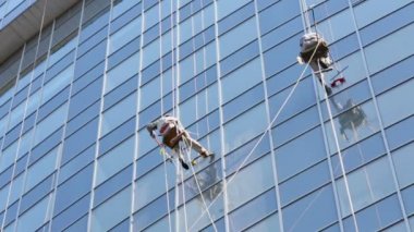 İki işçi gökdelenin pencere Yıkama