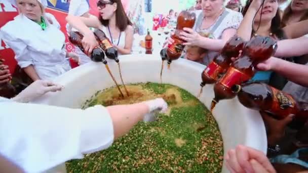 People pour kvass for biggest okroshka — Stock Video