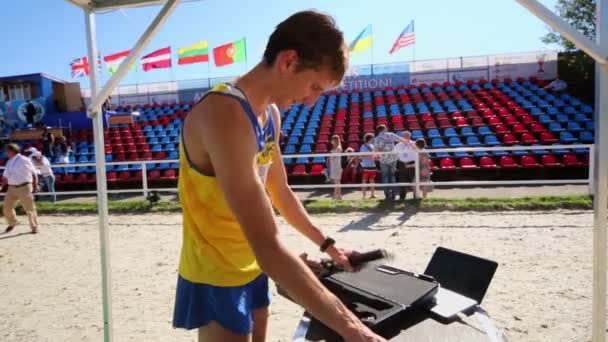 Ukrainischer Sportler verpackt elektronische Waffe — Stockvideo