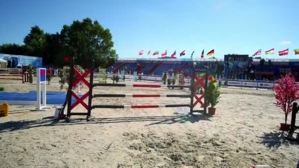 Les gens s'assoient sur tribune près de l'arène — Video