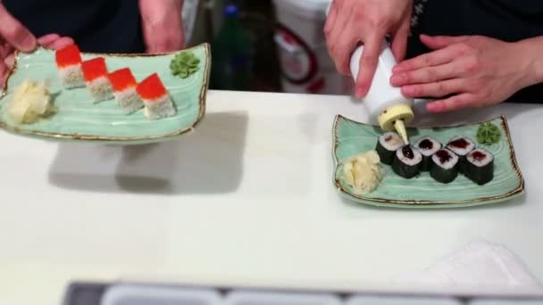 Двоє чоловіків готують рулони — стокове відео